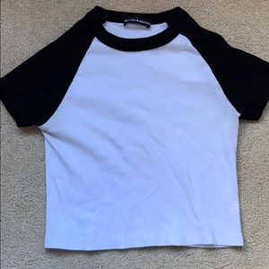 CROPPED BRANDY MELVILLE BASEBALL TEE!!